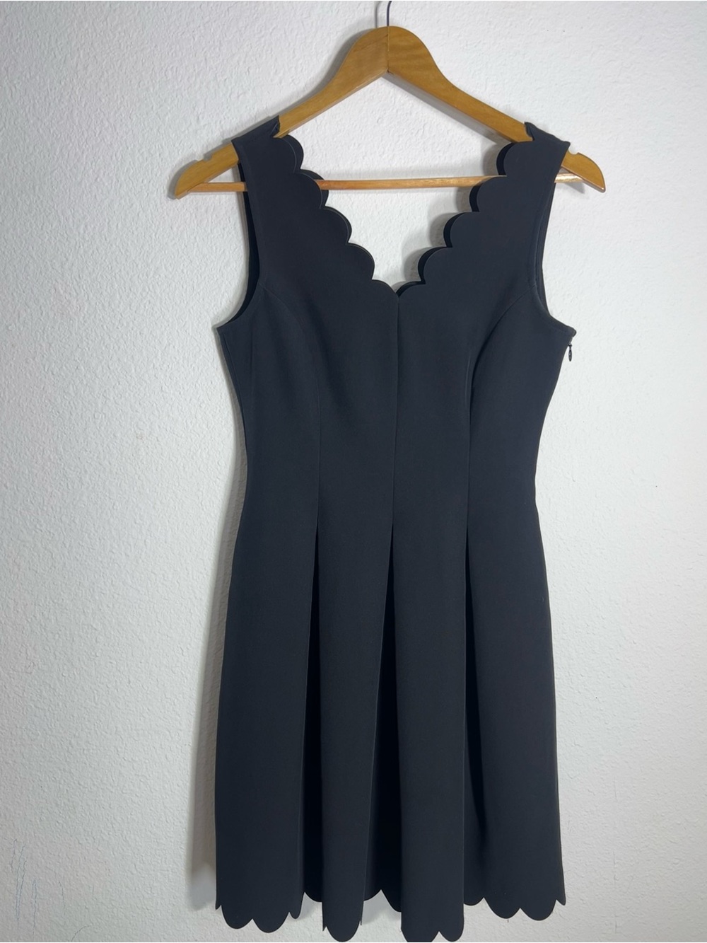 BANANA REPUBLIC • scalloped neckline dress with fit and flare silhouette